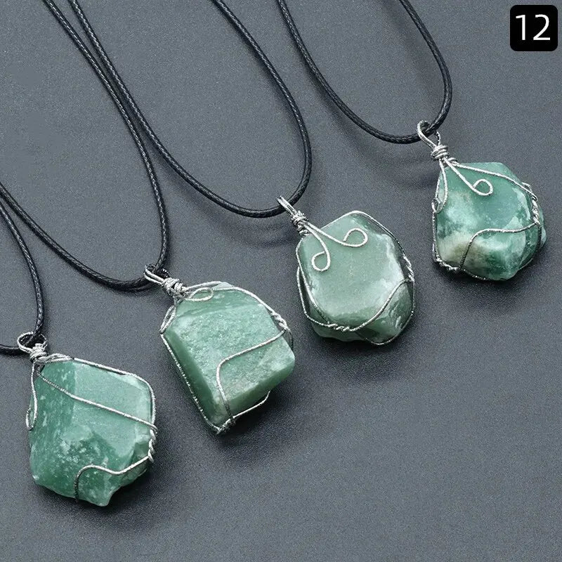 Détail fermoir collier pendentif pierre naturelle montage fil résistant