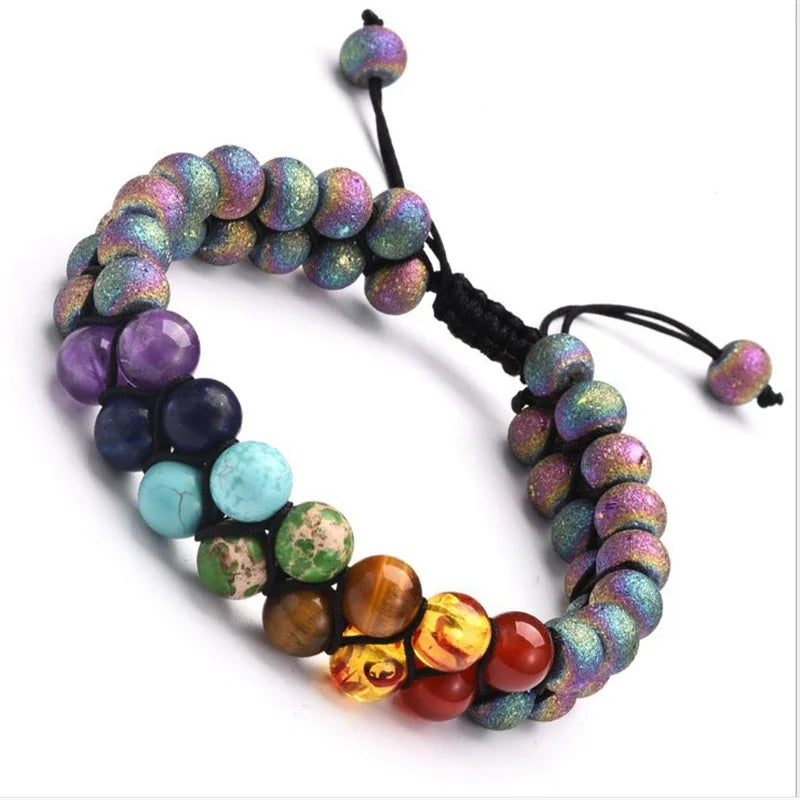 Bracelet chakras double rang coloris violet brillant vue poignet