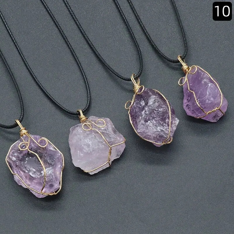 Collier cristal jaune porté au cou contexte méditation quotidienne