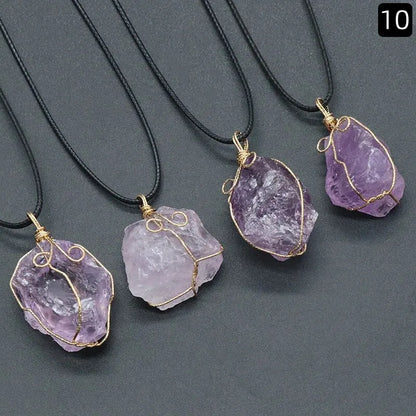 Collier cristal jaune porté au cou contexte méditation quotidienne