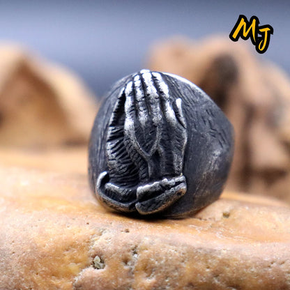 Bague Namaste inox posée sur surface bois, bijou bouddhiste mixte