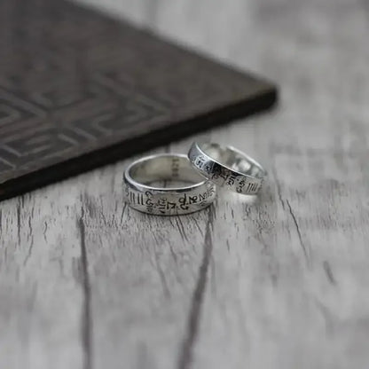 Détail surface bague argent Tibet, patine naturelle artisanale