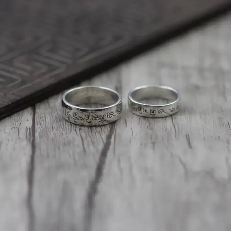 Bague argent tibétain posée sur fond neutre, finition mate