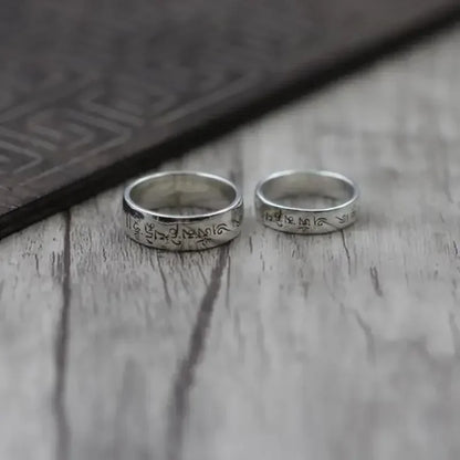 Bague argent tibétain posée sur fond neutre, finition mate