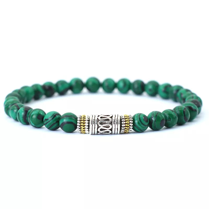 Bracelet tibétain jaspe rouge sur fond neutre vue rapprochée