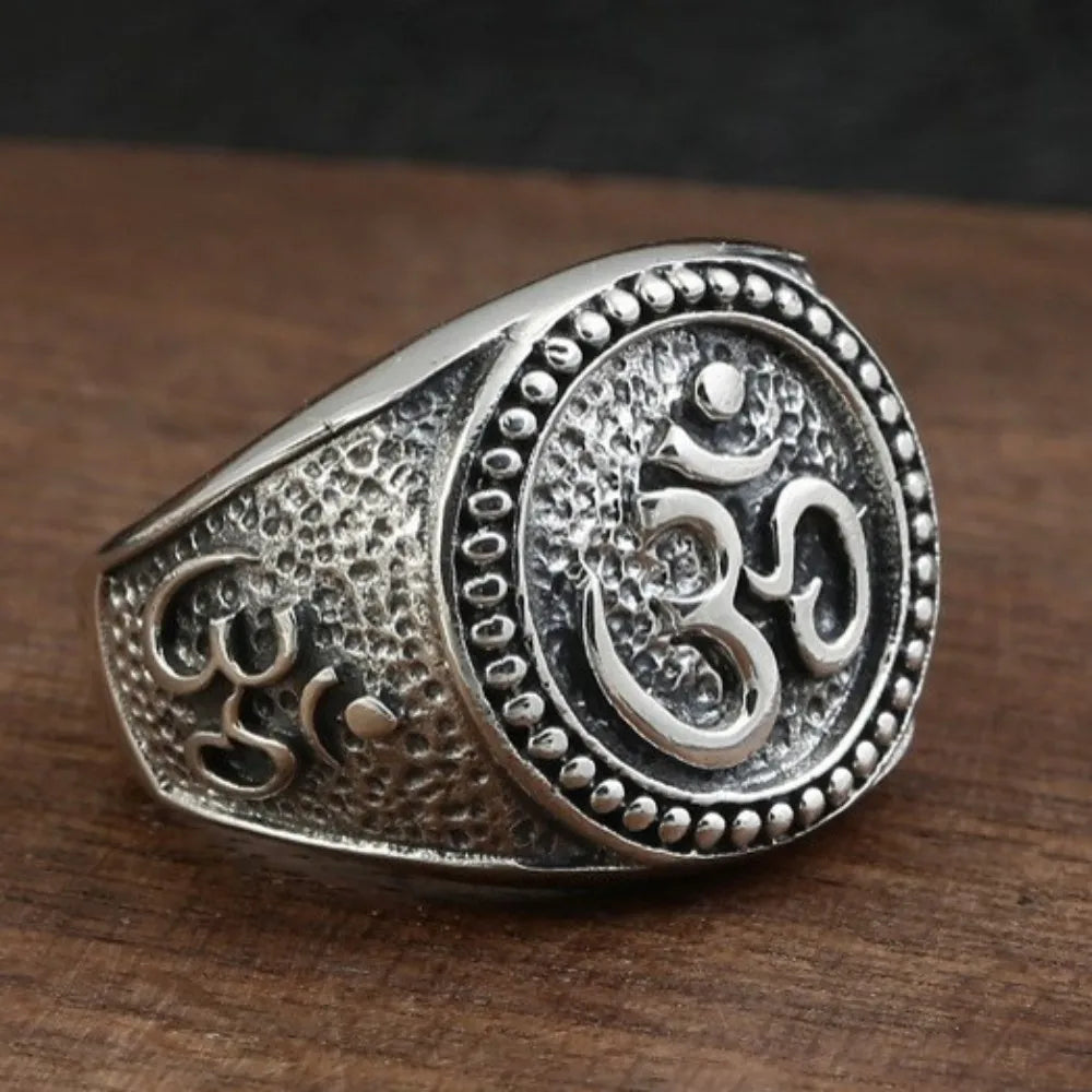 Gravure Om en relief sur plateau ovale, bague argent homme bouddhiste