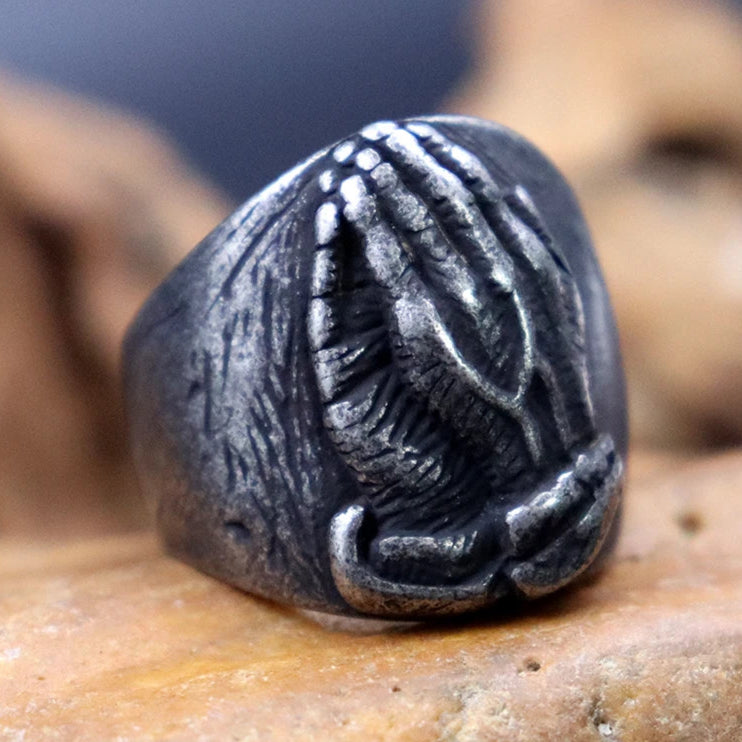 Bague bouddhiste Namaste inox portée à la main, vue de profil
