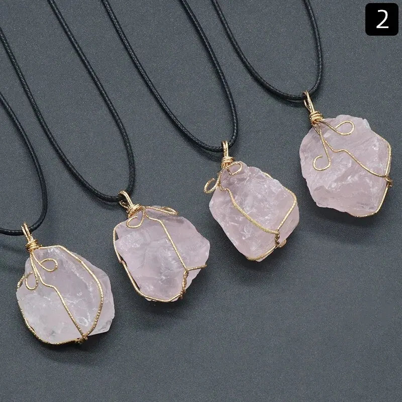 Collier quartz rose pendentif bouddhiste pierre naturelle vue rapprochée