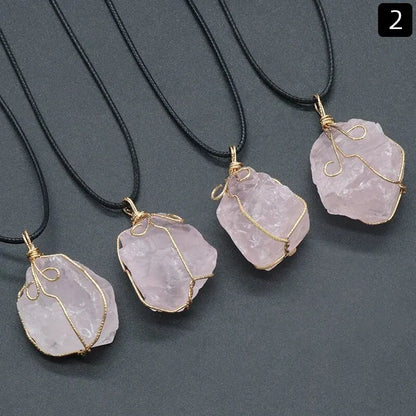 Collier quartz rose pendentif bouddhiste pierre naturelle vue rapprochée