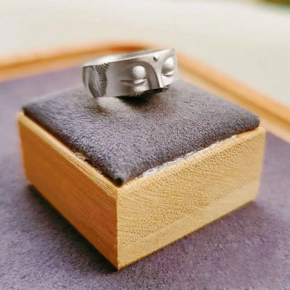 Bague yeux de bouddha finition argent portée sur la main, usage quotidien