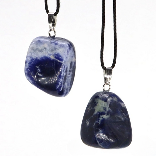 Collier en pierres sodalite bleue naturelle, pendentif géométrique sur fond blanc