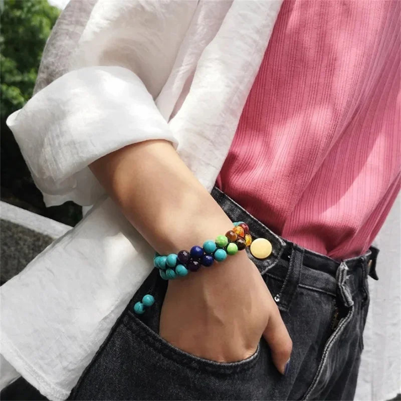 Bracelet 7 chakras double rang porté au poignet séquence couleurs complète