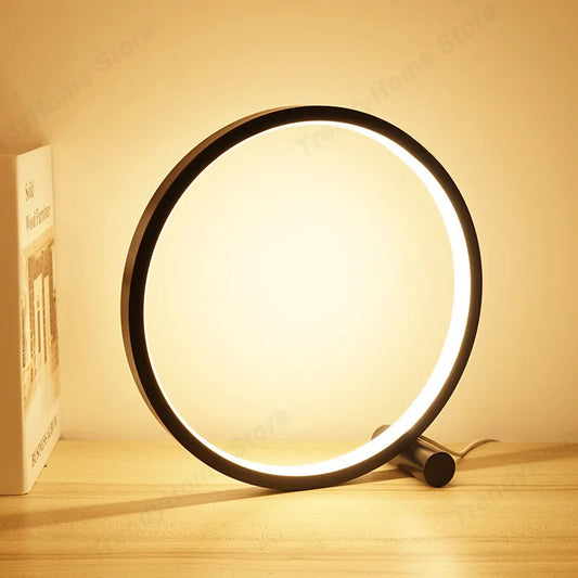 Lampe feng shui LED noire en lumière blanche dans un espace de méditation minimaliste