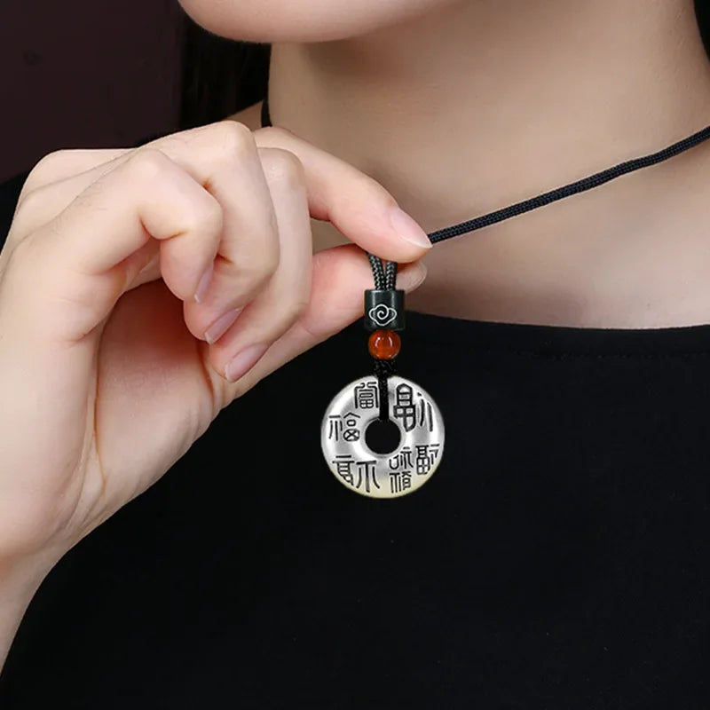 Pendentif Om argent, détail finition polie, passant pour chaîne fine ou cordon cuir