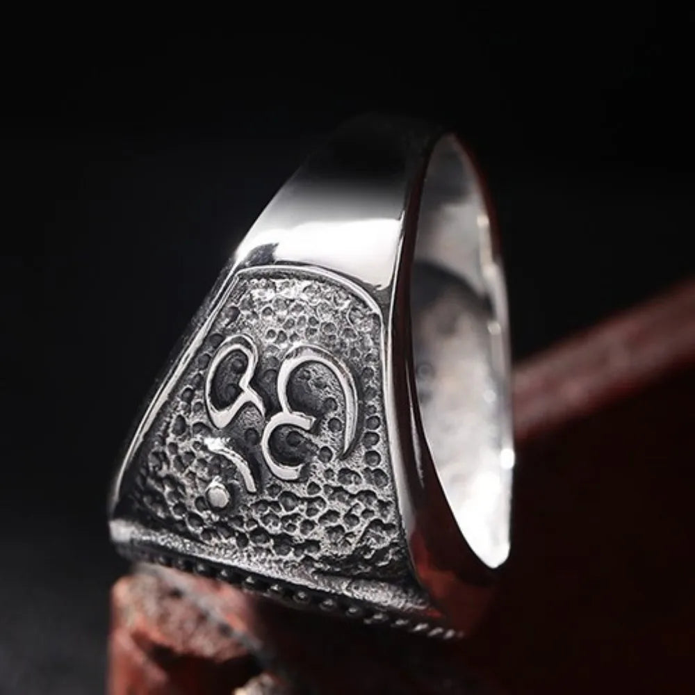 Détail poinçon 925 Sterling sur bague argent motif Om pour homme