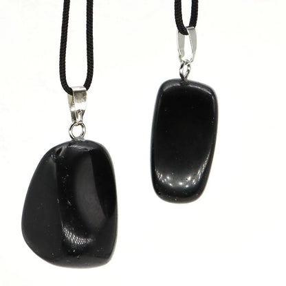 Collier sodalite bleue porté, vue de face, monture alliage de fer