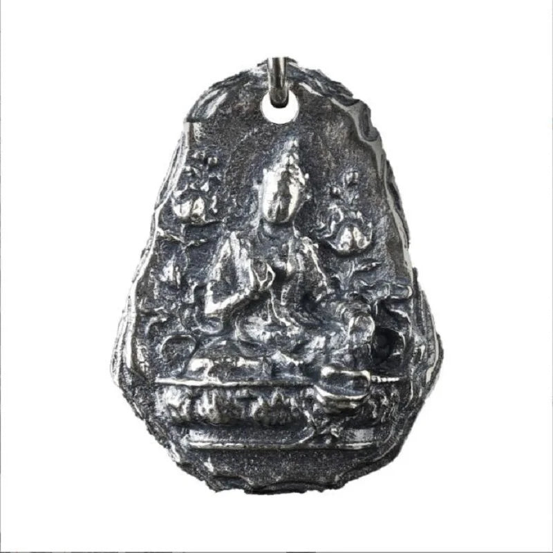 Détail gravure Tara Verte sur amulette bouddhiste argent sterling 925