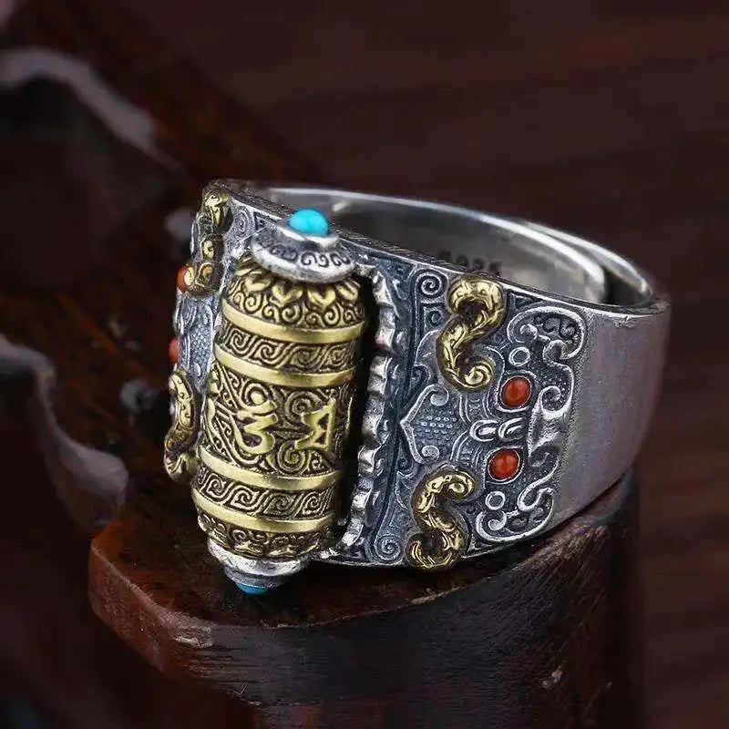 Détail gravure mandala bague tibétaine cuivre patine naturelle