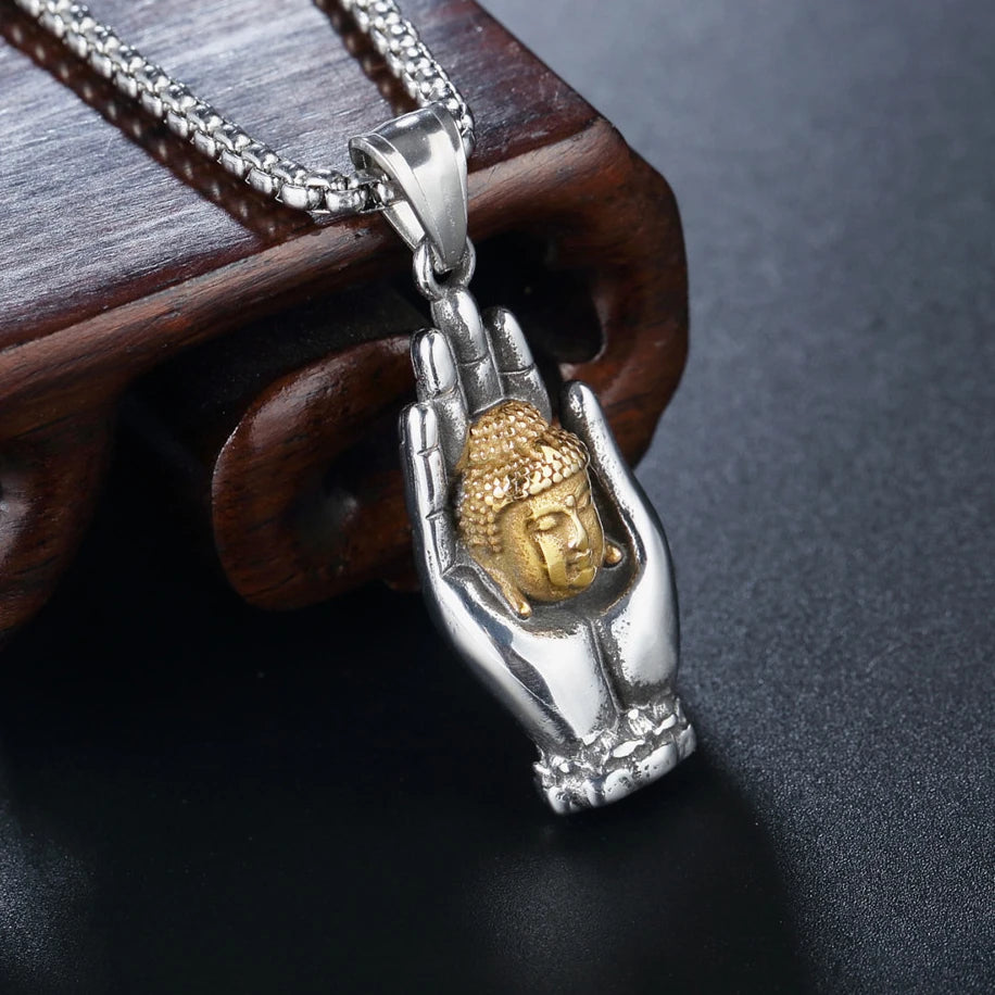 Détail du motif main de Bouddha sur pendentif acier inoxydable poli