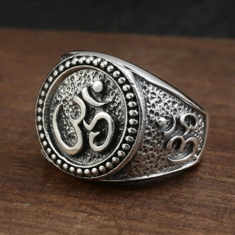 Bague bouddhiste argent Sterling motif Om portée au doigt, vue de profil