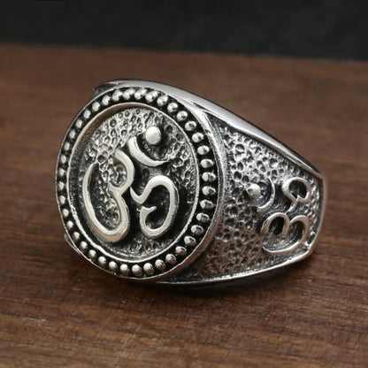 Bague bouddhiste argent Sterling motif Om portée au doigt, vue de profil