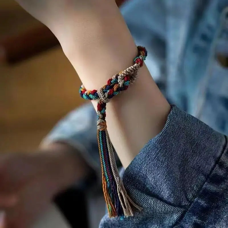 Bracelet tibétain tressé porté au poignet femme superposé