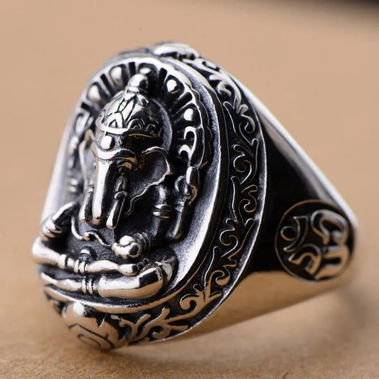 Chevalière Ganesh en argent sterling 925 portée au doigt, relief sculpté visible