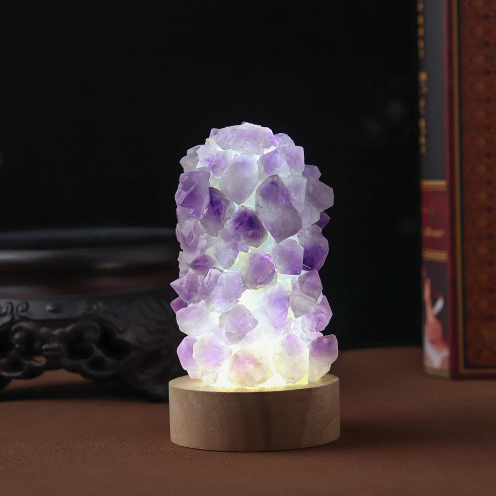 Lampe de chevet grappe améthyste allumée, lumière violette diffuse
