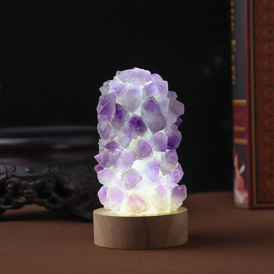 Lampe de chevet grappe améthyste allumée, lumière violette diffuse