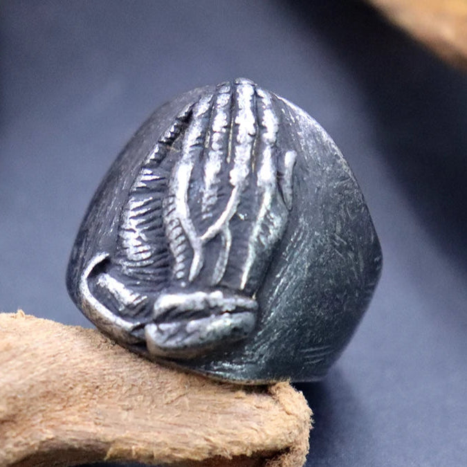 Détail gravure Namaste sur anneau acier inoxydable fond neutre