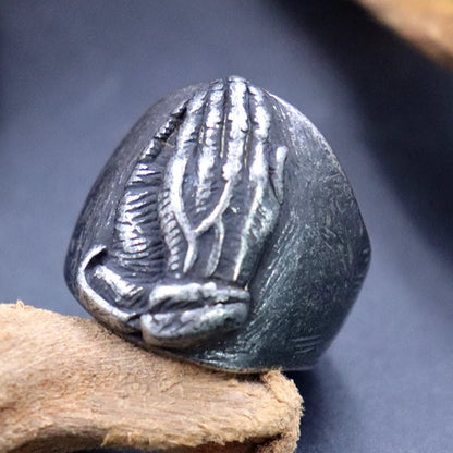 Détail gravure Namaste sur anneau acier inoxydable fond neutre