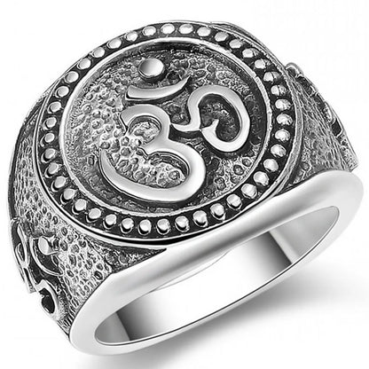 Vue d'ensemble bague en argent 925 homme, syllabe Om gravé, fond blanc