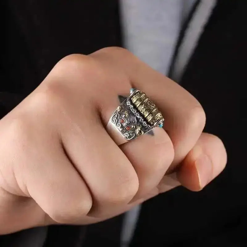 Bague tibétaine cuivre style vintage portée au doigt détail gravure