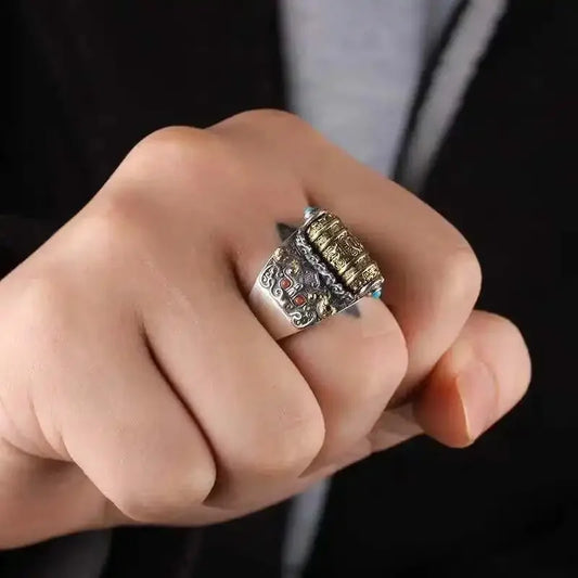 Bague tibétaine cuivre style vintage portée au doigt détail gravure
