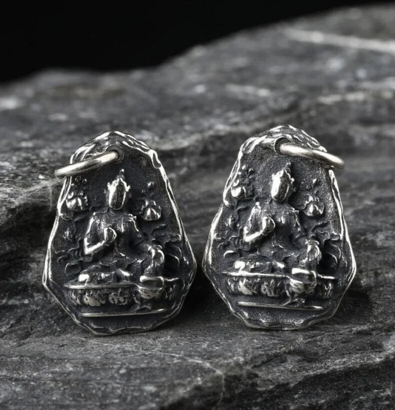 Amulette bouddhiste argent 925 posée sur fond neutre dimensions 18,2 x 13,8 mm