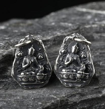 Amulette bouddhiste argent 925 posée sur fond neutre dimensions 18,2 x 13,8 mm