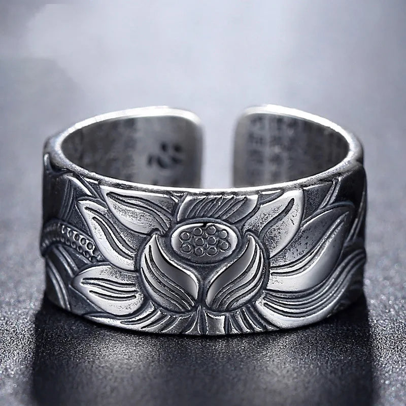 Bague lotus homme portée au doigt, bijou bouddhiste sobre en zinc mat
