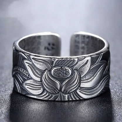 Bague lotus homme portée au doigt, bijou bouddhiste sobre en zinc mat