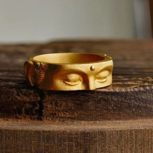 Bague bouddhiste yeux de bouddha finition or portée au doigt