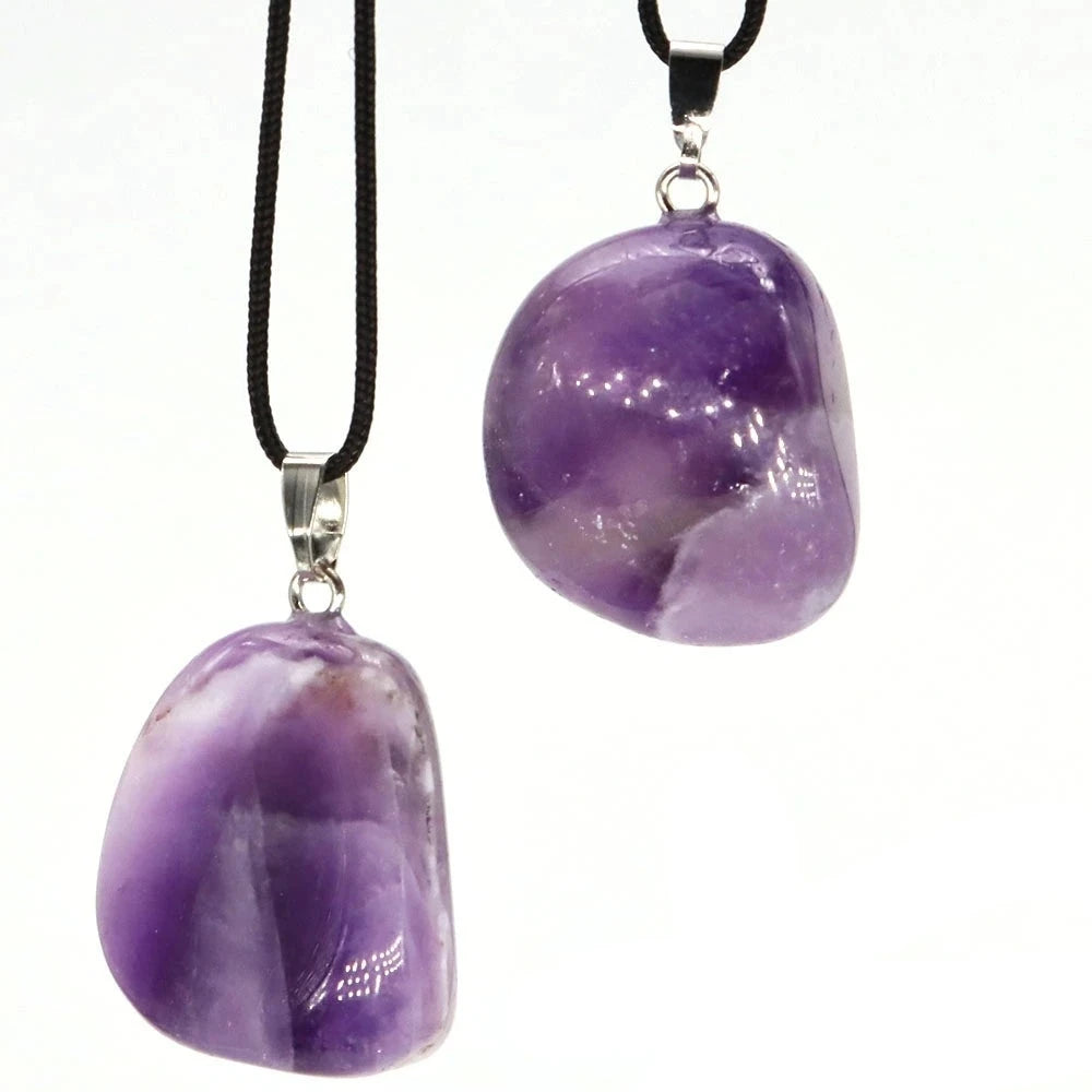 Collier pierre naturelle sodalite bleue, forme géométrique contemporaine, fond neutre