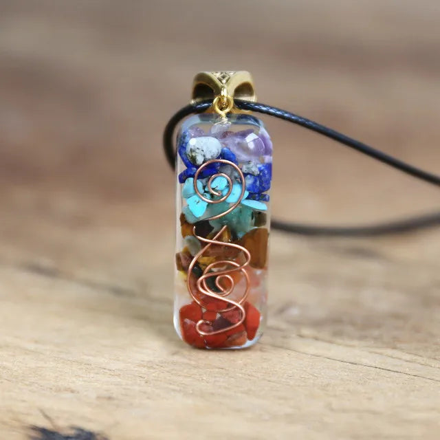 Pendentif orgonite 7 chakras en résine avec pierres naturelles, variante Chakras 1