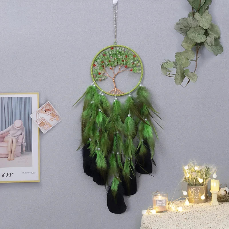 Attrape-rêve capteur de rêves arbre de vie vert posé sur fond neutre