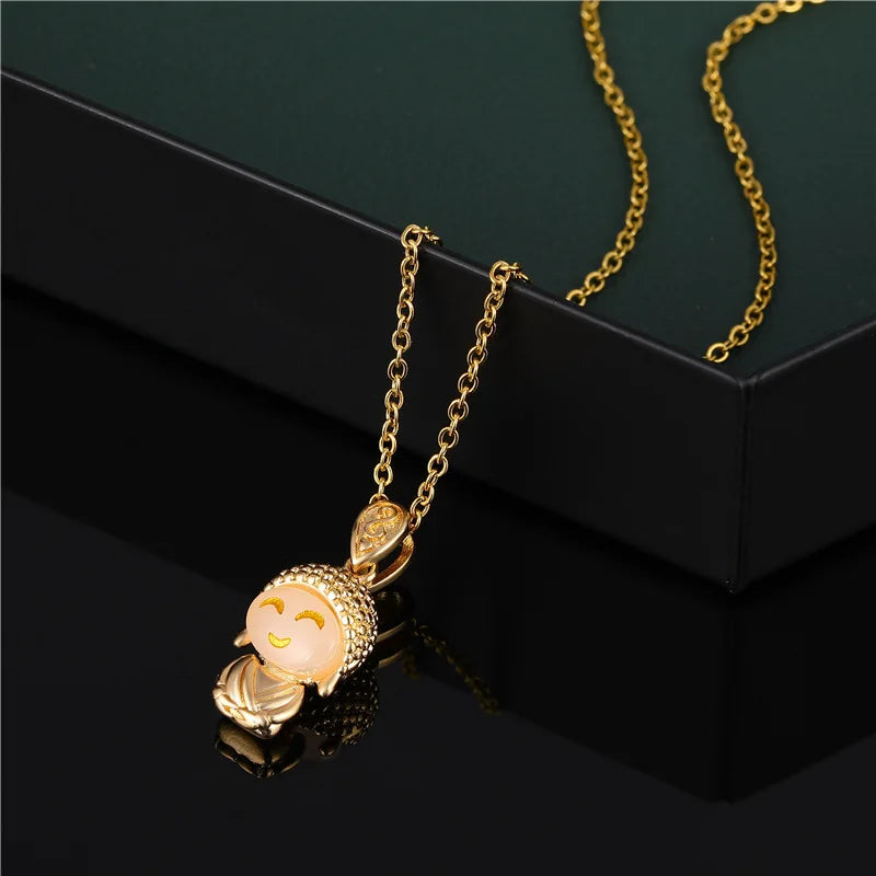 Pendentif Bouddha mignon femme porté sur décolleté chaîne de lèvres