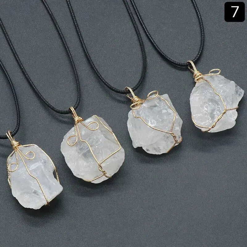 Cinq variantes collier pierres naturelles bouddhistes alignées sur tissu