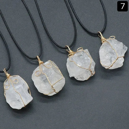 Cinq variantes collier pierres naturelles bouddhistes alignées sur tissu