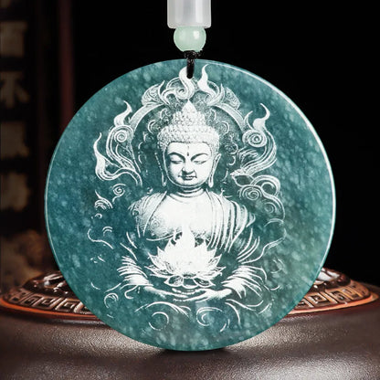 Pendentif Bouddha jade bleu Birmanie posé sur surface naturelle, texture pierre visible