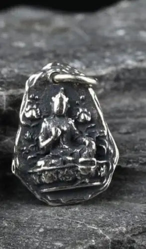 Amulette tibétaine Tara Verte argent sterling portée en breloque sur collier