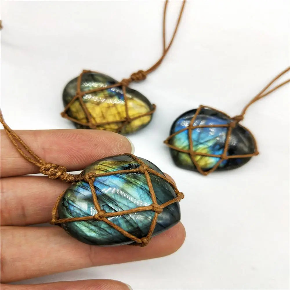 Collier labradorite forme longue avec chaîne métal argenté détail macro