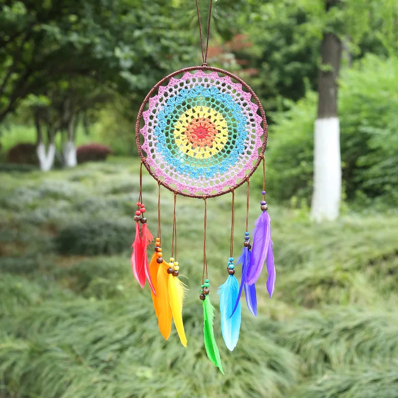Attrape-rêve chakras suspendu dans un espace de méditation, lumière naturelle
