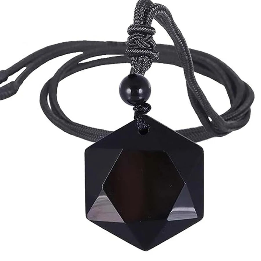 Collier agate noire hexagonale pendentif pierre naturelle fond blanc